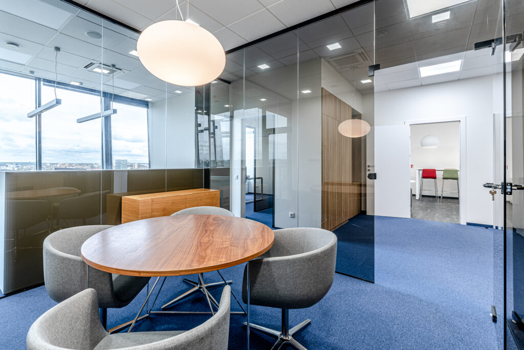 18 auk&scaron;tas, RYTAI